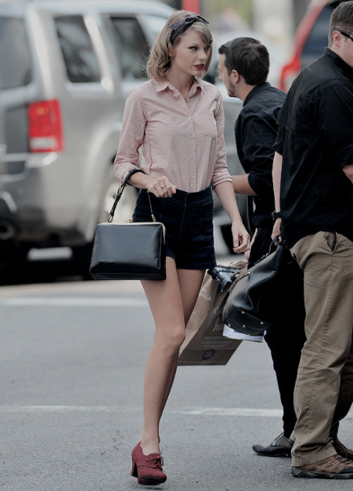 TAYLOR ALISON SWIFT.. A Snowily Frost Tail