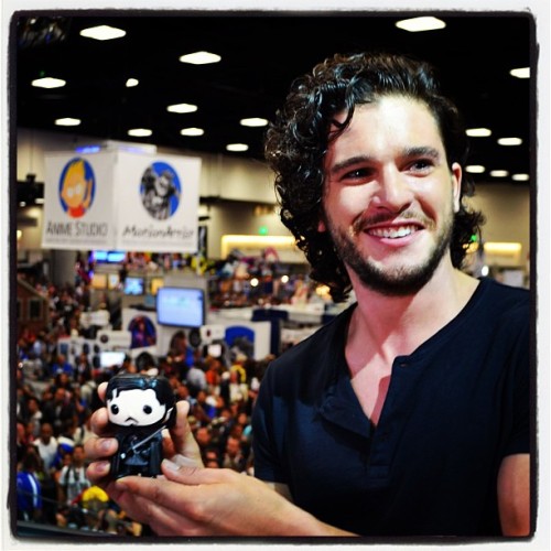 thefangirlofeld: kateordie: Yay I don’t know what’s better, the look on Kit Harington&rs