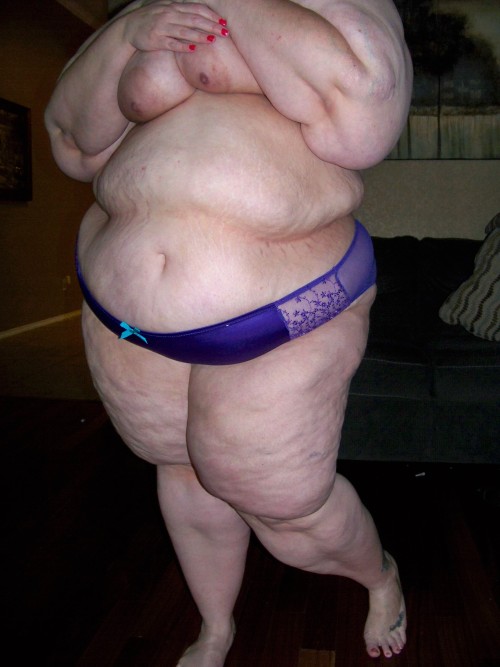 XXX sensual-curves:  Pretty purple panties, fabulous photo