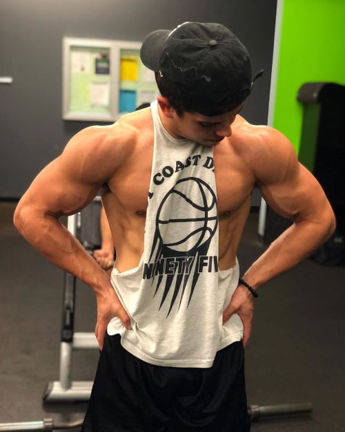 broodingmuscle:Lil Bro: *FLEX*Big Bro: *faints in front of all his gymbro friends*Lil Bro: *smirks*