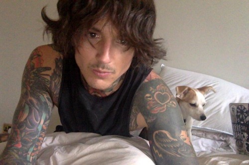 dailyoliversykes:Oliver’s recent Twitter selfie with Dylan.