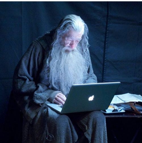 stupidtolkieniancomics:mrsrichardarmitage:stunningpicture:Gandalf checks his emails (behind the scen