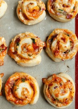 foodffs:  Cheesy Pizza Pinwheels