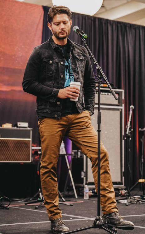 Jensen Ackles on stage during the gold panel in Indianopolis, Indiana on April 3rd, 2022 (x, x, x)