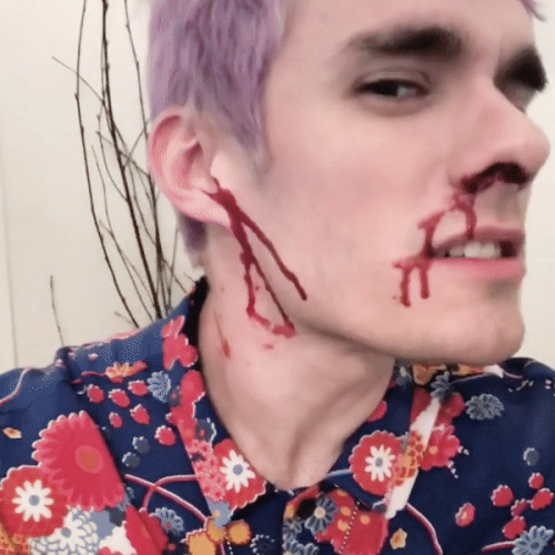 jenniferbodys:here are some blurry/bloody awsten icons for guys with a blood kink i guess