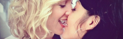 njralavignesmileclaudfuckkk:  Calzona kiss