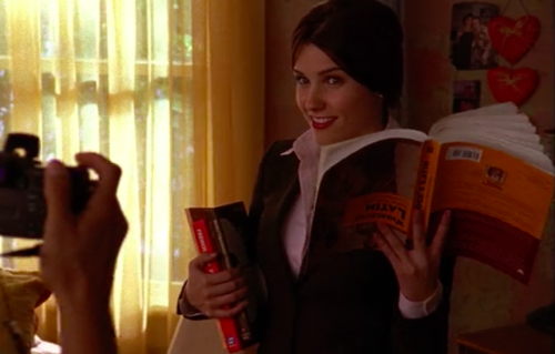 cave-cerberum:Spotted in One Tree Hill S02E13: when Brooke runs for student council she has a photos