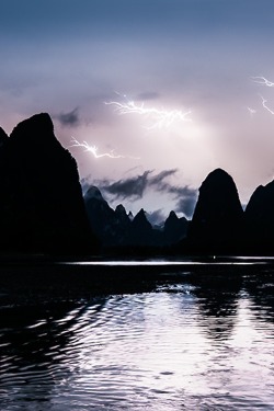 Invocado:  Lightning On The Li River, Yangshuo, Guangxi | Stripped Pixel