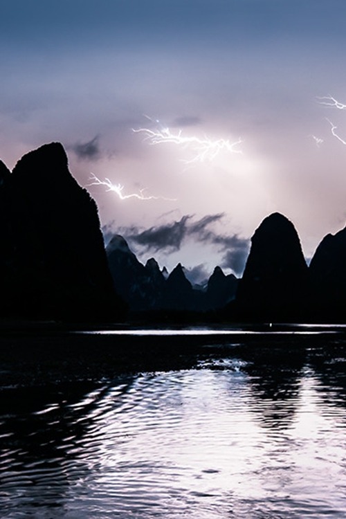 invocado:  Lightning on the Li River, Yangshuo, Guangxi | Stripped Pixel