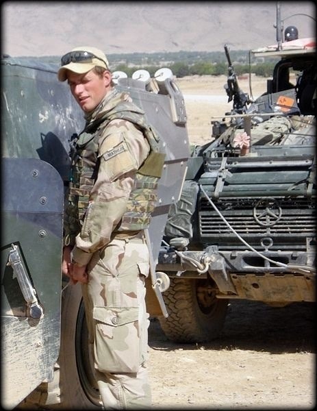 realmenstink:  HOT SOLDIER PISS !!!