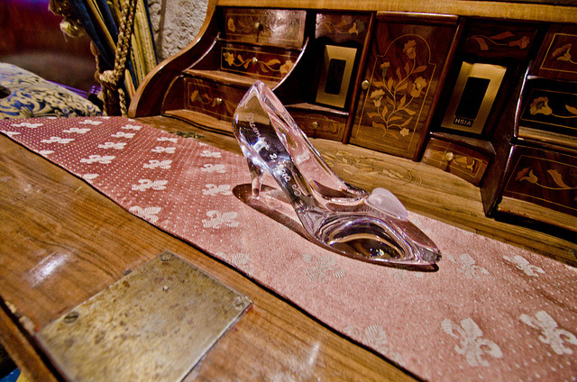 dreams-of-a-disney-wonderland:  A Tour of a Cinderella Castle Suite 