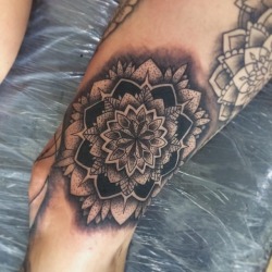 💀✖️acá les dejo otra pieza más de este proyecto de pierna completa de la bella  @laura_rnmz pronto finalizado espero les guste! Feliz inicio de semana✖️💀 . . . . . . . . . . #tattoo #tatuaje #tatu #ink #leg #pierna #mandala #geometric