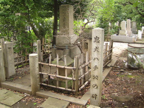 Ueno's grave & monument Hachik? (???)