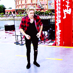 harold-niall-deactivated2016052:  Int: Do you have a go-to dance move? 
