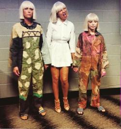 zeeglur:Kristen Wiig, Sia, and Maddie Ziegler,