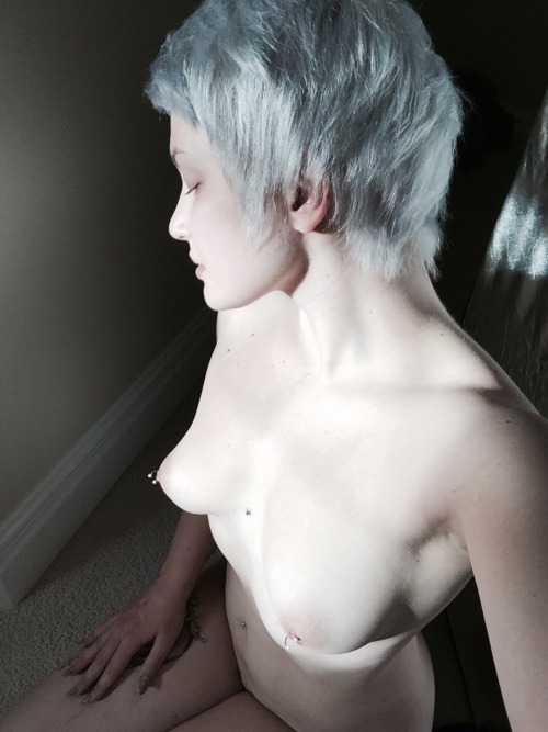 thevelvetsphynx:  This WCW goes out to Sally, as in Sally Beauty, cause guuuuurl, it feels good to do my own dang hair the way I dang like it.   Also it gives me a reason to be nude and natural for a solid couple of hours, so 👍🏻✨