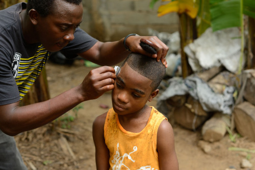 addressunknownn:  gin-gerosa:  latenitelevision:  proteinpills:  ghanailoveyou:  hatteaizgoneuhh:  Resident Barber Nimo gave his nephew a fresh cut this week.  I always find it interesting to watch.  Cape Coast, Ghana  Shit clean as fuck  proper like