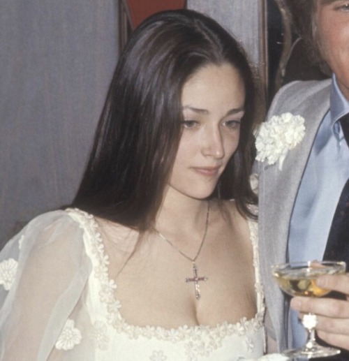 susp1ria:olivia hussey at her first wedding in 1971