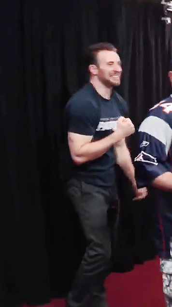 fumbling-fanfics:jojolu:mango-blogs:jojolu:mango-blogs:chrisheavans:Chris Evans touches his junk in 