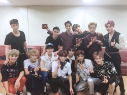 yixingsgf:  violetnpurple:  Why is lay standing