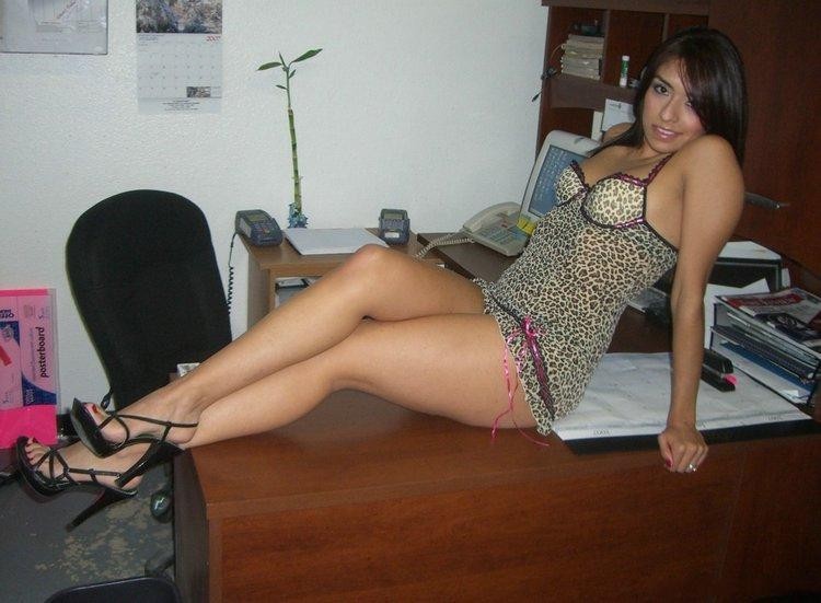 webcams-hispanas:  Linda Latina Mexicana toma tiempo libre en la oficina. Latina