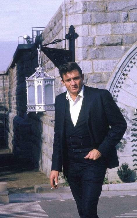 (via Johnny Cash outside Folsom Prison, 1968 : OldSchoolCool)