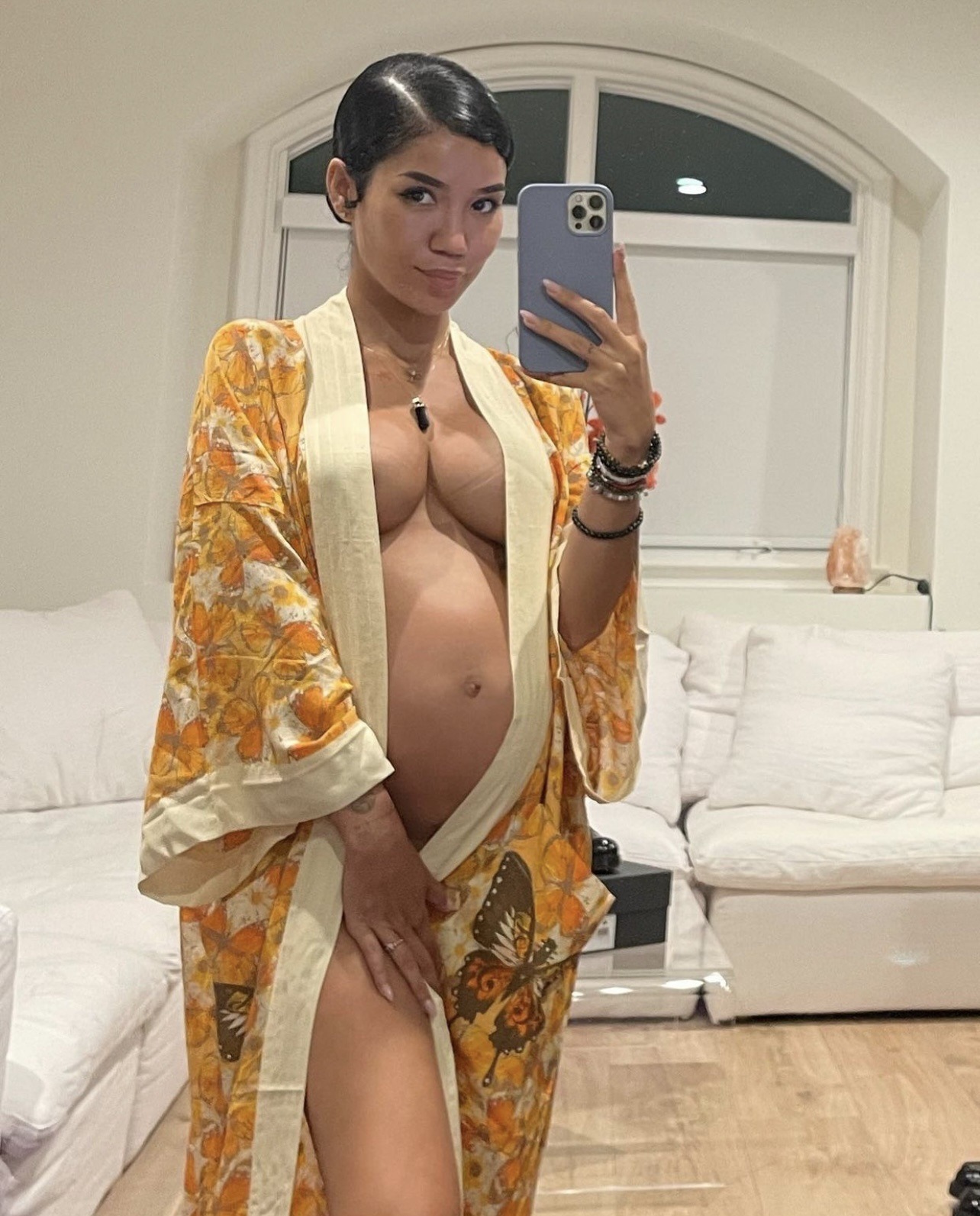 loversinthebodega:Jhene Aiko’s bump dump