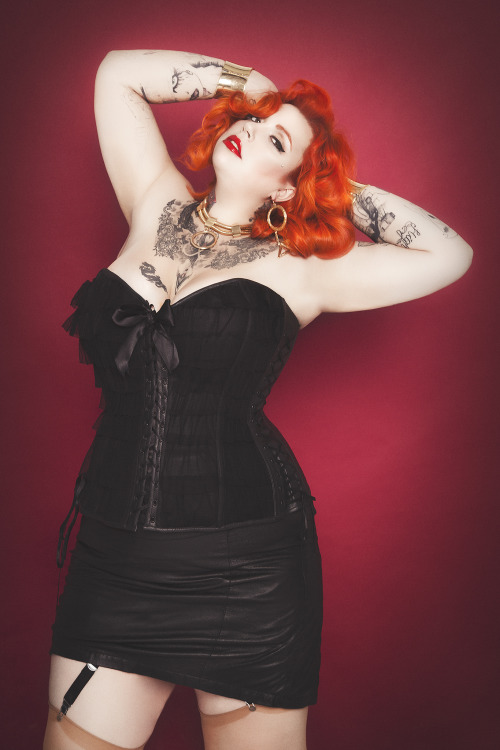 rebecasaray:  Photo:@carlosvillarejo make_up/hair:@santiagopeluqueros Corset from Bibian Blue Skirt from asoscurve Accesories from H&M 