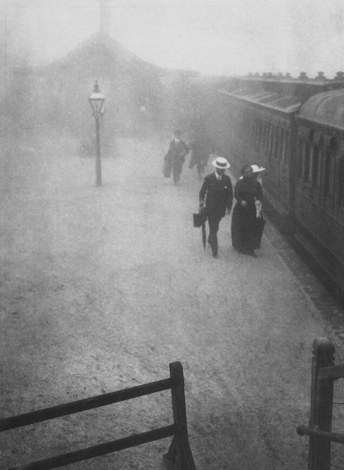 luzfosca:  Harold Cazneaux Bound East, 1910 Thanks to undr 