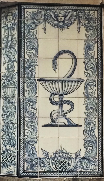 Azulejos que representan Caduceo, farmacia, Sol, Madrid, 2016.