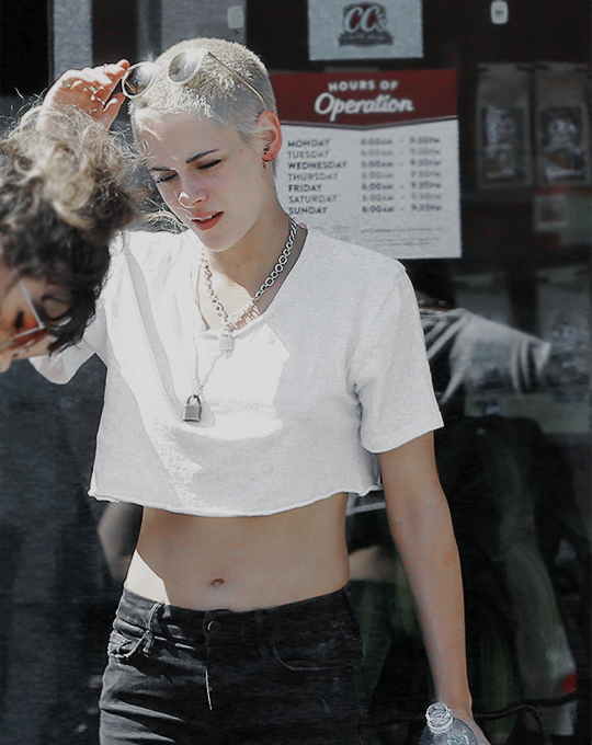 kristensource:April 18 | Kristen Stewart out with some friends in New Orleans