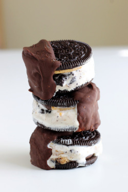 do-not-touch-my-food:  Chocolate Dipped Oreo