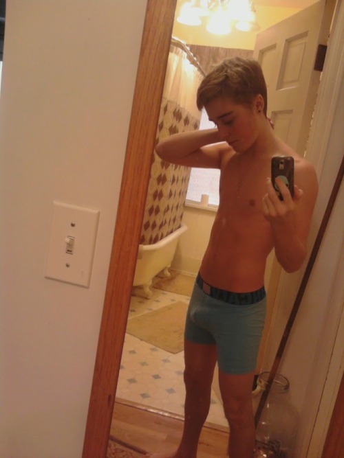 raykrasivykh: underwearhunters: Cute Twink, Hot Bulge  Добро пожаловатъ в рай красивых мальчиков