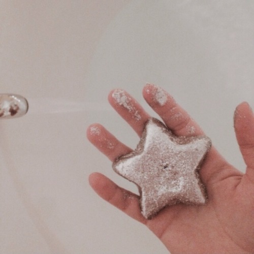 femmebeing:i am in the most glittery soft MERMAID STAR bath EVER !!!! mega hap