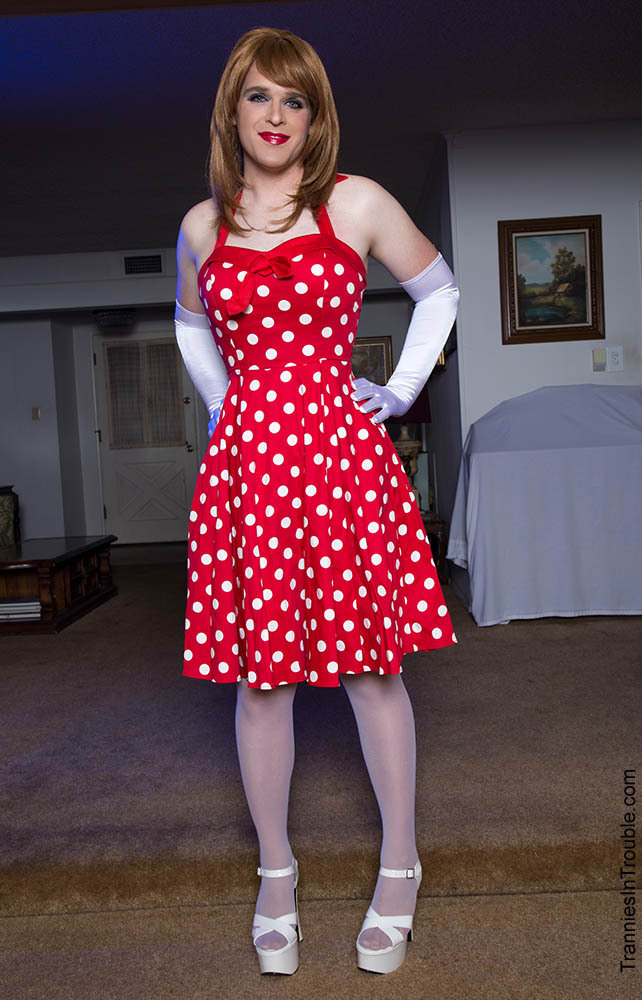 Vintage Polka dot look :) See the full photo set on tranniesintrouble.com!