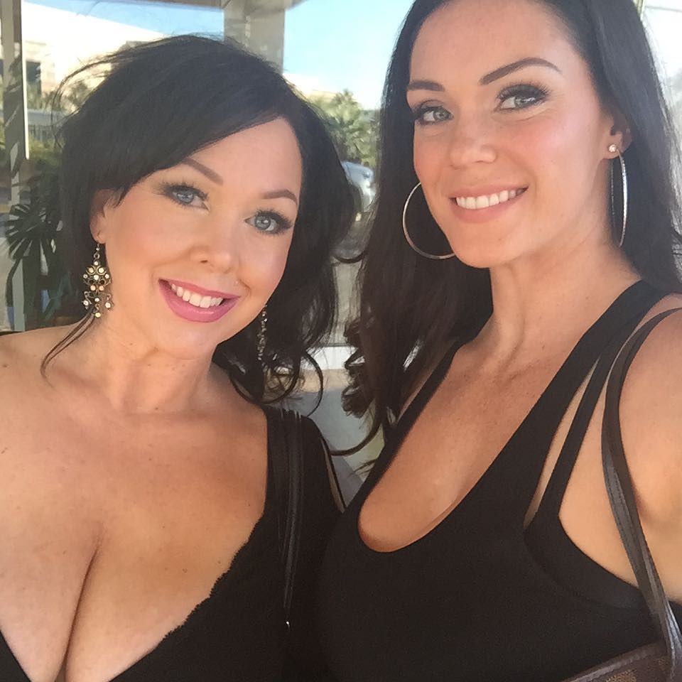 1nstagrambabes:  Out n about day 1 #AEE with my babe Alexis Couture by 6feetofsunshine