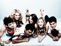 folkluares:  “Nós criamos nossa própria família” - Lua Blanco.  “E eu amo eles de verdade. Como amo poucas pessoas na minha vida.” - Chay Suede.  “Gritamos juntos todo esse tempo para que quando o fim chegasse nossos