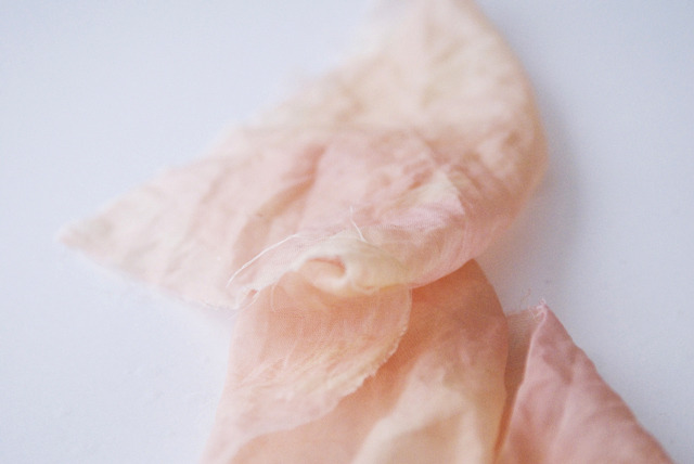 caitlingillam:  {Flower Fabric Dyeing ⎢ I Art U}