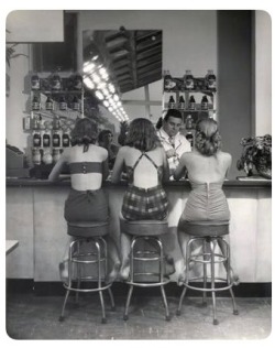 vintageinherdream:  Atlantic City 1948 Nina Leen Photo