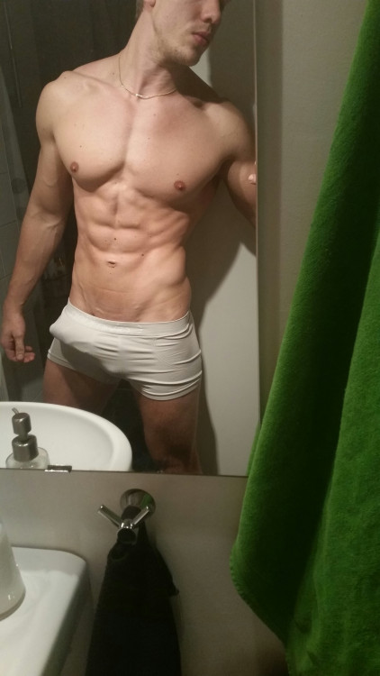 hornyclick:  Uncircumcised muscular white stud