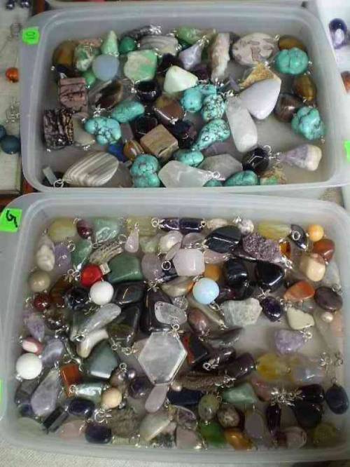 Products made of polished minerals and stones offered for sale during Lwóweckie Lato Agatowe (Lwowek