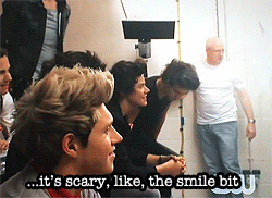 bisousniall:  zayn obsessed with niall’s waxwork figure [x] 