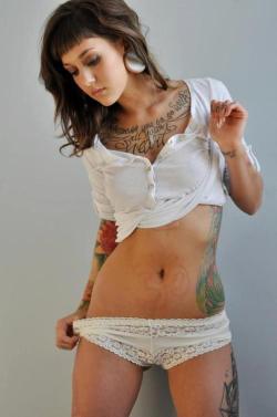 tattooedwomenarebeautiful:  Modèle: Morgan