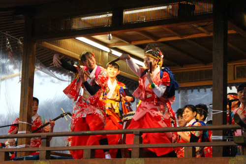 20200222（土）300年以上の歴史を持つ「春を呼ぶ奇祭」勝山左義長（かつやまさぎっちょ）が始まりました。町内に12基の櫓（やぐら）を据えて、赤い長襦袢姿の大人と子どもが独特のおどけた仕草で、三味