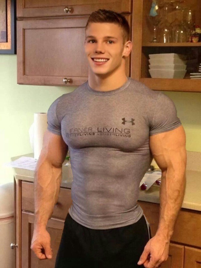 hot-and-hotter:hot-and-hotter:The shirt ia about to burst. Sexy and jacked as hell! 