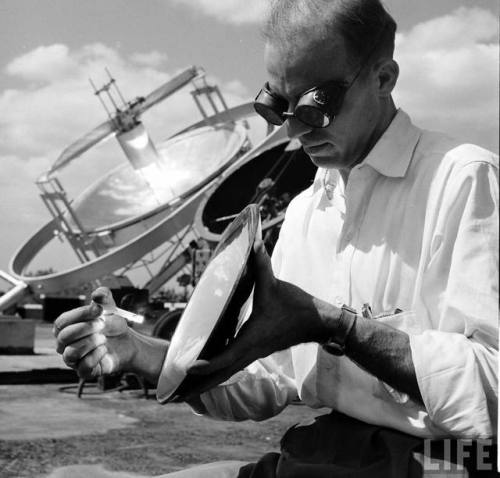 Using a solar mirror to light a cigarette(Howard Sochurek. 1950)