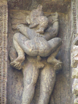 san-venganza:   La 102ème position !   Les Kama-sutra de Forum au Féminin Sexo : pratiques pour des défis ou des jeux !  - 101 positions traditionnelles :  Exemple : position 30 - le fauteuil inclinable !    L'homme s'assied et s'appuie sur ses mains.