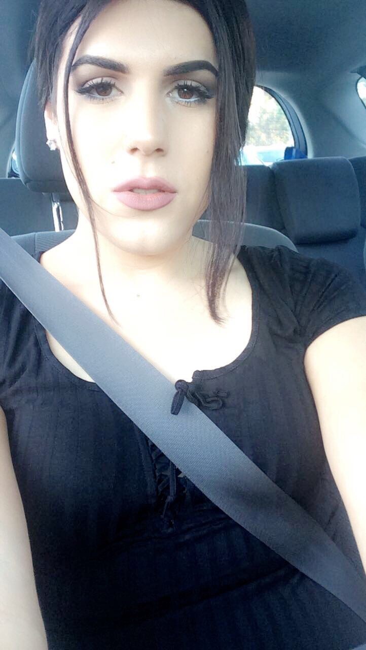 mistress-esme:  Come play with my pussy 😘