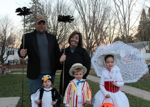 malehealthfitnesshockey:  donthatemecusimbeautiful:  Awesome Family Halloween Costumes   Ummm…this falls under Awesome Parenting…