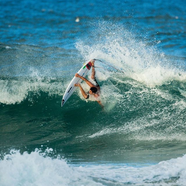 quiksilver:  The right way to get upside down. Modern power surfing with @floresjeremy.